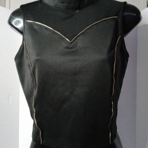 Papaya size M black high neckline crop top
